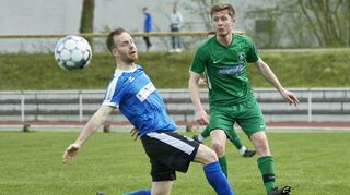 Cedric Waxmann (l.) im Zweikampf mit dem Viernheimer Tim Achilles.