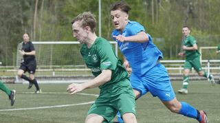 Heddesheims Adrian Pugar (r.) versucht, Fynn Mandel vom TSV Amicitia zu folgen.