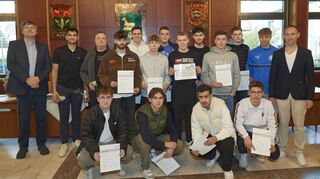 Die erfolgreichen Fußballer des JFV BiNoWa bei der Sportlerehrung im Bibliser Rathaus mit Bürgermeister Volker Scheib (l.) und Konstantin Großmann (r.).