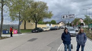 Stefanie Feist (l.) und Christiane Säubert vor der Zufahrt aufs Buga-Gelände in der Talstraße. Deren nördlicher Teil liegt nicht in der Anwohnerparkzone.