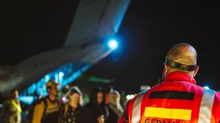 Die ersten evakuierten Personen treffen auf der Luftwaffenbasis Al-Azraqu ein.