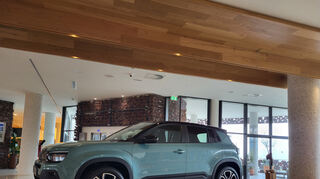 mid Malaga - Der neue, vollelektrische Jeep Avenger wurde von der Jury Women&#8217;s World Car of the Year zum besten Familien-SUV des Jahres 2023 gewählt.