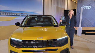 mid Malaga - Global Press Chefin Jutta Bernhard bei der Präsentation des neuen Jeep Avenger, dem besten Familien-SUV 2023.