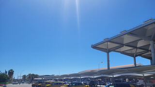 mid Malaga - Am Flughafen Malaga stehen die vollelektrischen Jeep Avenger zu ersten Testfahrten bereit.