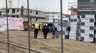 Der Zoll kontrolliert auf einer Baustelle der GAG in Ludwigshafen.