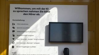 Der Patient muss seine Fragen in den Hörer sprechen, über den der Arzt auch antwortet. Auf dem Display wird alles verschriftlicht.