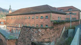 Blick auf die Gebäude der ehemaligen Heidelberger Außenstelle der Justizvollzugsanstalt Mannheim, auch „Fauler Pelz“ genannt.