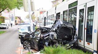 Das Auto wurde bei dem Unfall mit der Straßenbahn vollständig zerstört.