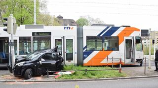 In der Neckarstadt stieß ein Auto mit einer Straßenbahn zusammen.