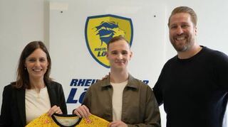 Anur Oskarsson (Mitte) mit Jennifer Kettemann und Oliver Roggisch.