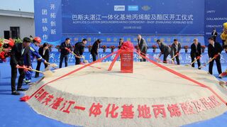 Im März startete im neuen Verbundstandort Zhanjiang der Bau eines weiteren großen Anlagenkomplexes mit einem symbolischen Spatenstich. Zehn Milliarden Euro investiert BASF in den Standort insgesamt.