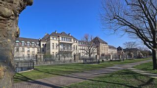 Nach sehr schattigen Jahren nunmehr sonnige Perspektiven? Das Klinikum mit seinem Haupteingang am Neckarufer.