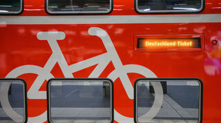 Mit dem einheitlichen Tarif für die Nutzerinnen und Nutzer soll der ÖPNV durch das 49-Euro-Ticket deutschlandweit preiswerter und attraktiver werden.