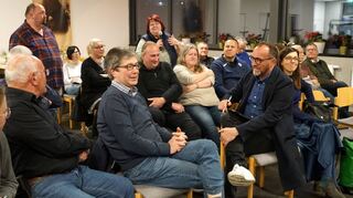Mit einem leidenschaftlichen Plädoyer für den Erhalt der „Harmonia“ und der Goggelrobber mischt Waltraud Esser (stehend rechts hinten) die Teilnehmerrunde auf. Hinten (stehend) Winfried Kölmel, vorne (v.r.) Landtagsabgeordnete Susanne Aschhoff (Grüne), Stadtrat Stefan Höss (SPD) und Thomas Steitz (Freie Wähler).