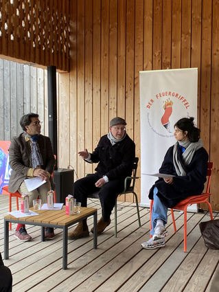 Bibliotheks-Chef Yilmaz Holtz-Ersahin (v.l.), Henner Kallmeyer und Ceyda Özcelik (Junges Nationaltheater).