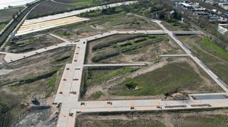 Die Straßen sind bereits fertig: die Baustelle für Ludwigshafens größtes Wohnbauprojekt aus der Vogelperspektive.