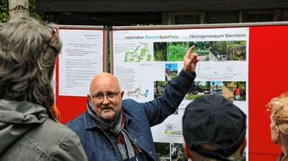 Bisher nur auf dem Papier: Joachim Kölzsch, Geschäftsführer der Stadtpark GmbH, stellt Entwürfe des neuen Wasserspielplatzes im Herzogenriedpark vor.