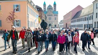 Der Auftakt der Aktion „Die Pfalz wandert für den Dom“ mit einer Wanderung von Speyer nach Neustadt darf als gelungen bezeichnet werden: Hier startet die Gruppe gerade.