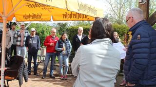 TCH-Chef Peter Bischer (r.) und Christina Gugumus (2.v.r.) stimmen die Mitglieder auf die neue Saison ein.