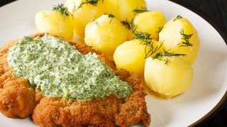 Zur Grünen Soße passt neben den Kartoffeln auch ein Schnitzel.