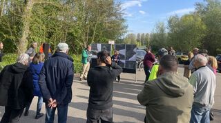 Harte Diskussion am vorgesehenen Anlandeplatz des U-Boots am Speyerer Altrhein.
