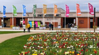 Der Haupteingang der Bundesgartenschau auf dem Spinelli-Gelände mit Infotheke, Verleih von Mobilitätshilfen und Shop. 130 000 Besucher kamen an zwölf Tagen.