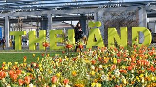 Blumen vor der U-Halle und Schriftzug „The Länd“ auf der Buga.