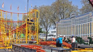 Der Aufbau der Achterbahn Rock & Roller Coaster auf dem Neuen Messplatz läuft.