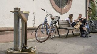 Trinkbrunnen in der Stadt können eine Maßnahme gegen die Hitze sein – dieser Wassersprudler steht vor der Providenzkirche in Heidelberg.