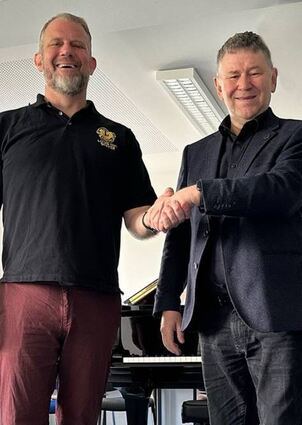 Kultur macht eine Stadt aus: Boris Weber, Präsident des Lions Club, und Bernhard Sperrfechter, Leiter der Musikschule, geben sich die Hand drauf.