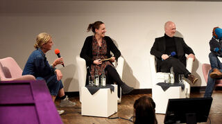 Szenenbildnerin Susan Dunker-Struckmeier, Moderatorin Lea Seethaler, Ole Kampovski, Leiter Abteilung Kinder und Jugend im NDR und Puppenspieler Martin Paas.