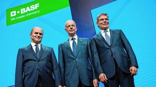 BASF-Chef Martin Brudermüller (l.) und der Aufsichtsratsvorsitzende Kurt Bock (Mitte) verabschiedeten Finanzvorstand Hans-Ulrich Engel.