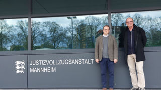JVA-Leiter Holger Schmitt (l.) mit Baudirektor Johannes Gürlich.