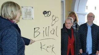 Marianne Seitz (l.) weist auf unschöne Schmierereien am Rahaus Seckenheim hin.