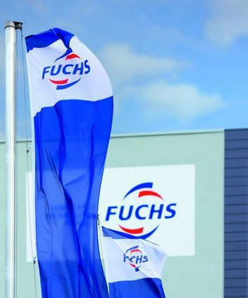 Flaggen mit dem Fuchs-Logo vor der Mannheimer Zentrale.