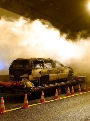 Bei den Brandrauchtests am vergangenen Wochenende wurde im Fahrlachtunnel auch der Notfall eines brennenden Fahrzeugs simuliert.
