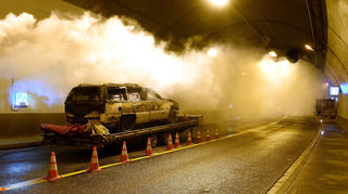 Die Feuerwehr bei einer Rauchgasübung im Mannheimer Fahrlachtunnel.