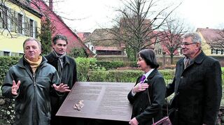 <p>Die Bronzetafel für Dr. Berndmark Heukemes am Bischofshof in Ladenburg ist enthüllt: Bürgermeister Rainer Ziegler, Museums-leiter Dr. Andreas Hensen, Marie-Luise Heukemes und Heimatbund-Vorsitzender Dr. Meinhard Georg (v.l.).</p>