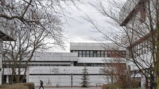 <p>Das Kurpfalz-Bildungszentrum in Schriesheim: Statisch-baulich ist es auch nach 40 Jahren noch in Ordnung, doch an vielen Stellen wie auf unserem rechten Bild zeigen sich Schäden bei der Dämmung.</p>