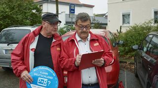 Kritischer Blick auf die Checkliste des ACE in der Ringstraße: Norbert Fuchs (l.) und Volker Schork tragen ein, ob es beispielsweise ausreichend viele Parkplätze für Pendler gibt, wie die Beleuchtung ist und ob Menschen mit Einschränkungen berücksichtigt werden.
