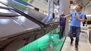 Alexander Scheunemann (r.) und Sven Petersen (l.) von Euromac2 und PEP Solar bieten in Halle 33 Montagelösungen für Photovoltaik-Anlagen.