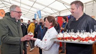 Maimarktbecher aus zarter Hand: Peter Kurz (v.l.), Katrin und Christian Zorn.