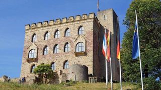Das Hambacher Schloss – oberhalb von Neustadt gelegen – gilt wegen des Hambacher Fests von 1832 als Wiege der Demokratie.