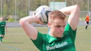 Rechtsverteidiger Alexander Haas muss mit seinen Abwehrkollegen vom TSV Amicitia in Ladenburg den besten Sturm der Kreisklasse A2 stoppen.