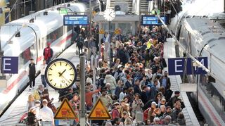 Eine Gesetzesnovelle sieht vor, das Deutschlandticket als Fahrschein einzustufen, für den Reisende der Deutschen Bahn – etwa bei Verspätungen – keine Fahrgastrechte einklagen können.