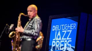 Gebhard Ullmann, Preisträger vom Deutschen Jazzpreis 2022 in der Kategorie Holzblasinstrumente, spielt bei der Preisverleihung im Metropol Theater Bremen Saxofon.