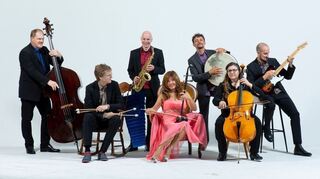 Das International Ensemble (von links): Martin Simon (Kontrabass), Claus Kiesselbach (Vibraphon), Olaf Schönborn (Saxophone, Flöte, Bass, Klarinette, Hulusi), Xiaomei (Erhu, Guzheng), Michael Fischer (Percussion), Valeria Lo Giudice (Cello) und Heiko Duffner (Gitarre, Tar).