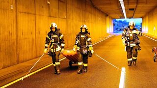 Im Ernstfall ist der Tunnel verraucht. Dann müssen Menschen mit dem Stock ertastet werden.
