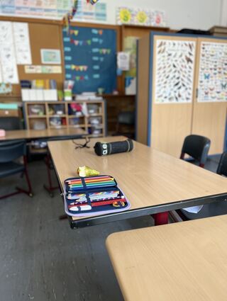 Nicht alle der 22 Mädchen und Jungen pro Klasse haben solche voll ausgestattenen Mäppchen. Das Obst und Gemüse bekommen sie von der Schule in der Pause. Wenn es sein muß aber eben auch einen Stift und Radiergummi.