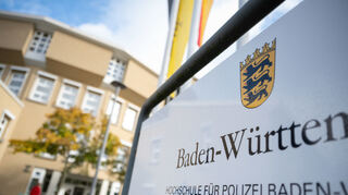 Ein Schild steht auf dem Campus der Hochschule für Polizei Baden-Württemberg. Gegen 49 Beamte seien Disziplinarverfahren eingeleitet worden, teilte das Innenministerium auf Anfrage der Deutschen Presse-Agentur mit.